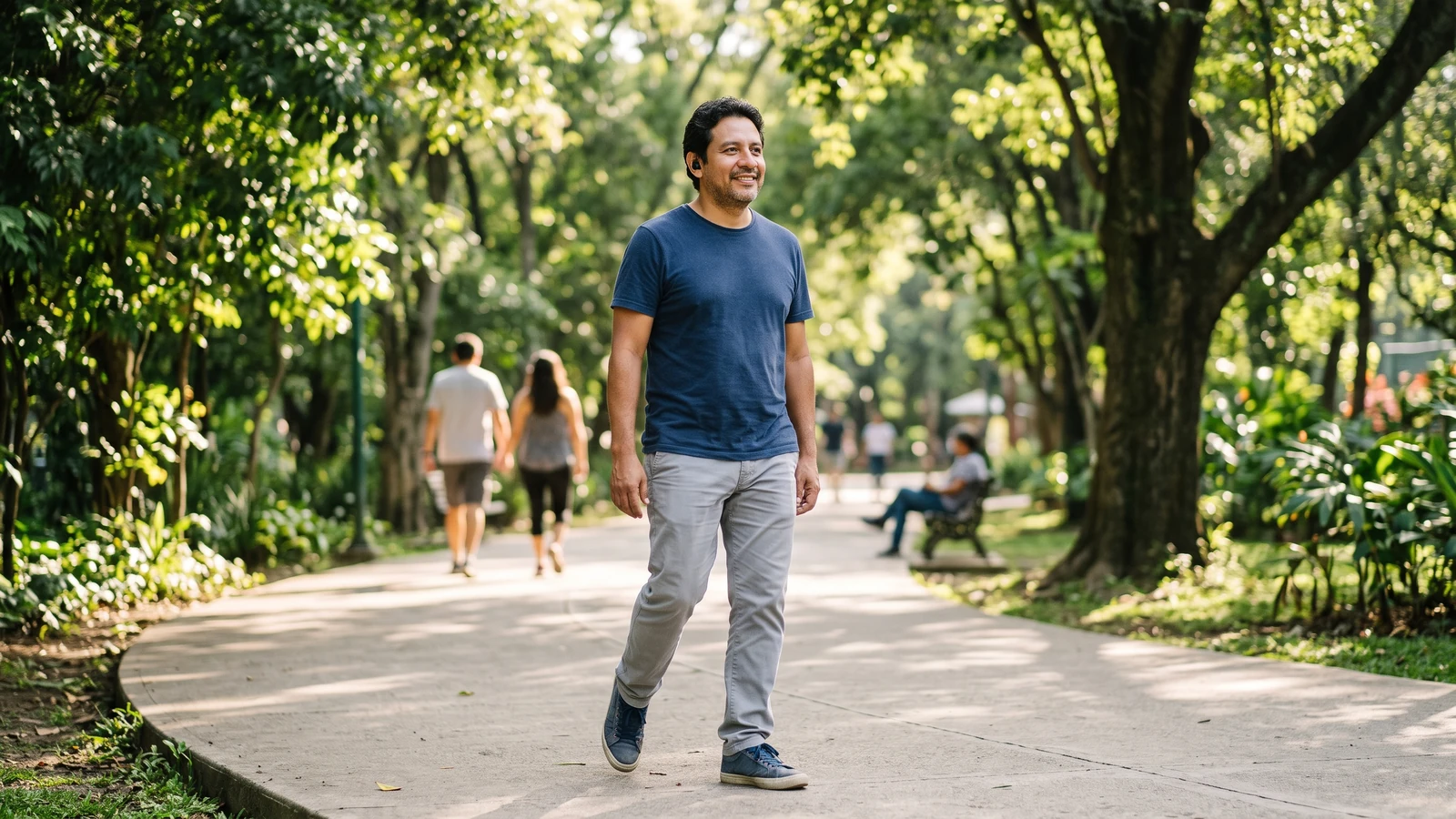 Hombre disfrutando de una caminata tranquila por el parque en la mañana, llevando un estilo de vida activo
