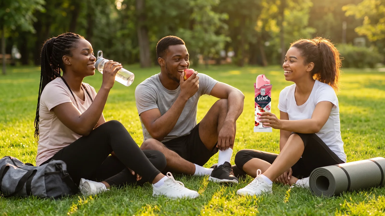 Amigos descansando después de una actividad física con agua, frutas y Gelimo en un momento liviano y equilibrado