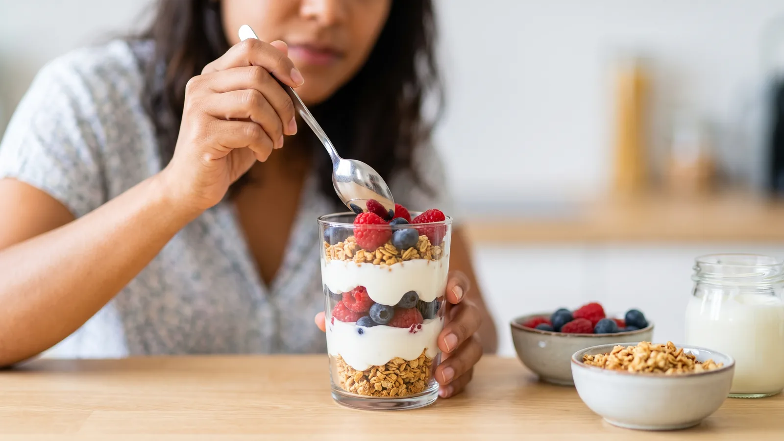 Preparación de un postre fitness con yogur, frutas y granola en casa
