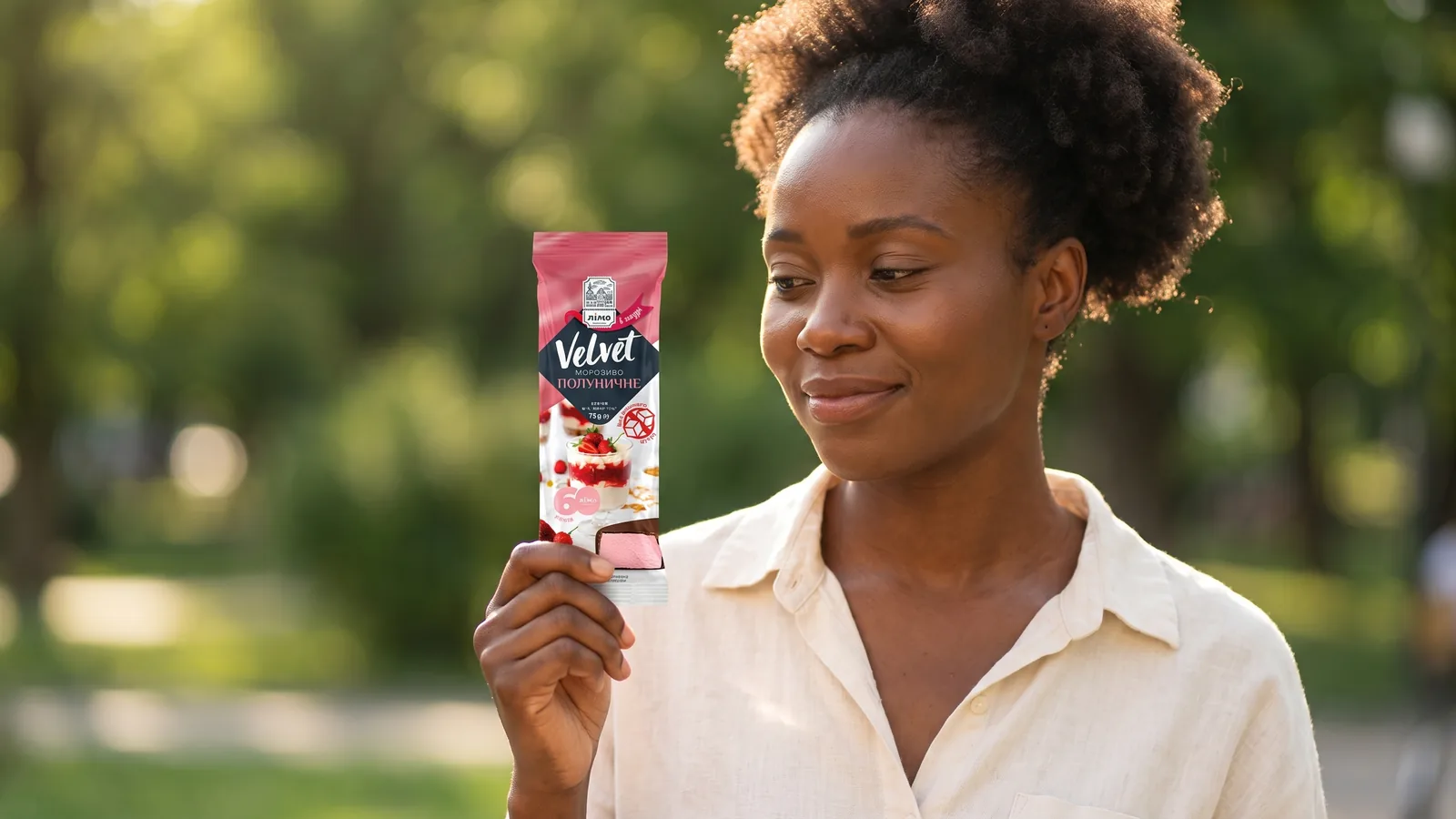 Mujer negra disfrutando de un Gelimo Velvet Morango Zero sin azúcar añadida en un momento de pausa y placer.