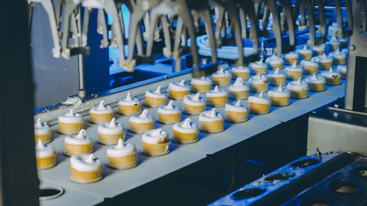 Linha de produção de sorvetes Gelimo — casquinhas saindo da esteira
