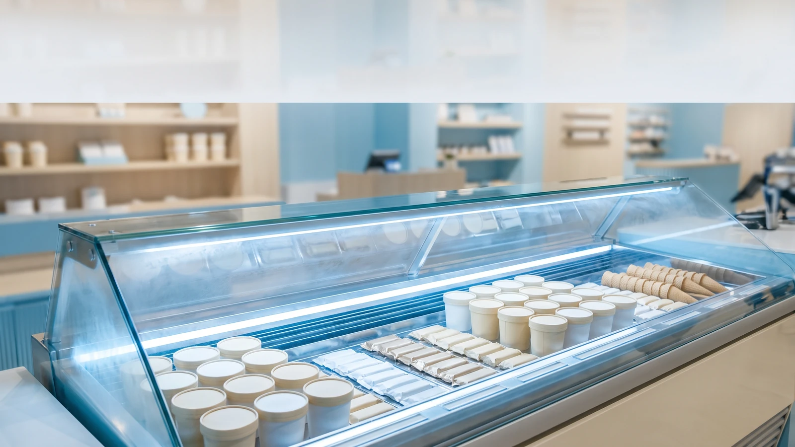 Freezer com sorvetes premium Gelimo para revenda em ponto de venda