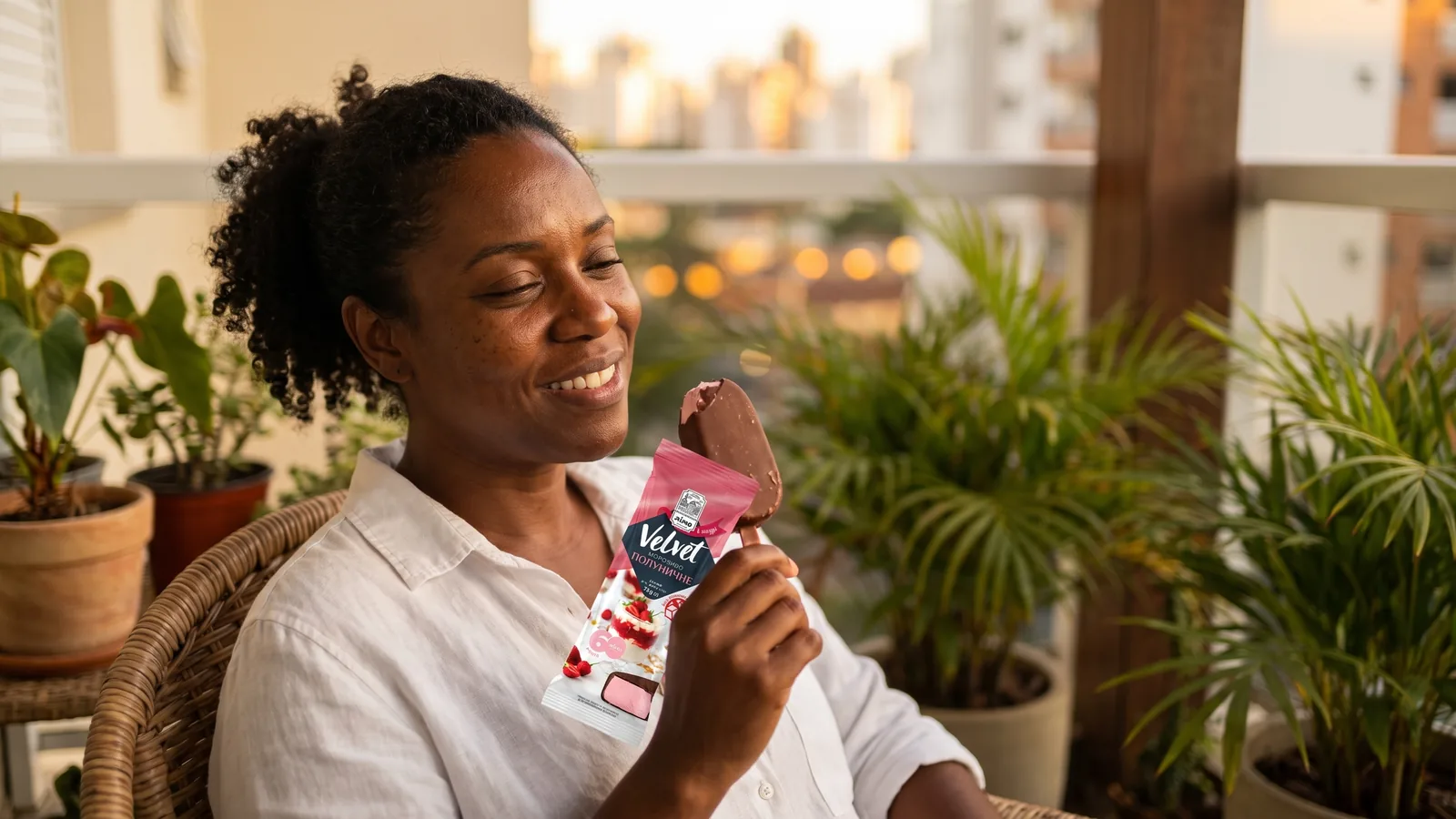 Pessoa negra desfrutando de um Gelimo Velvet Morango Zero como opção prática de sobremesa sem adição de açúcar