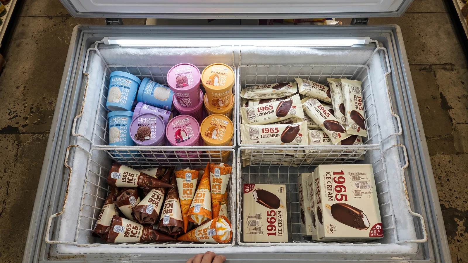 Mix de sorvetes organizado por formato dentro do freezer do varejo.