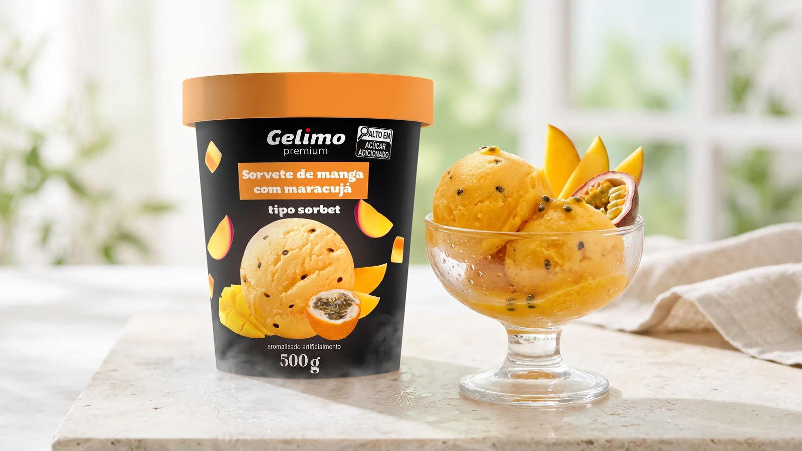 Gelimo Premium Sorbet de manga com maracujá servido em uma taça com frutas frescas.