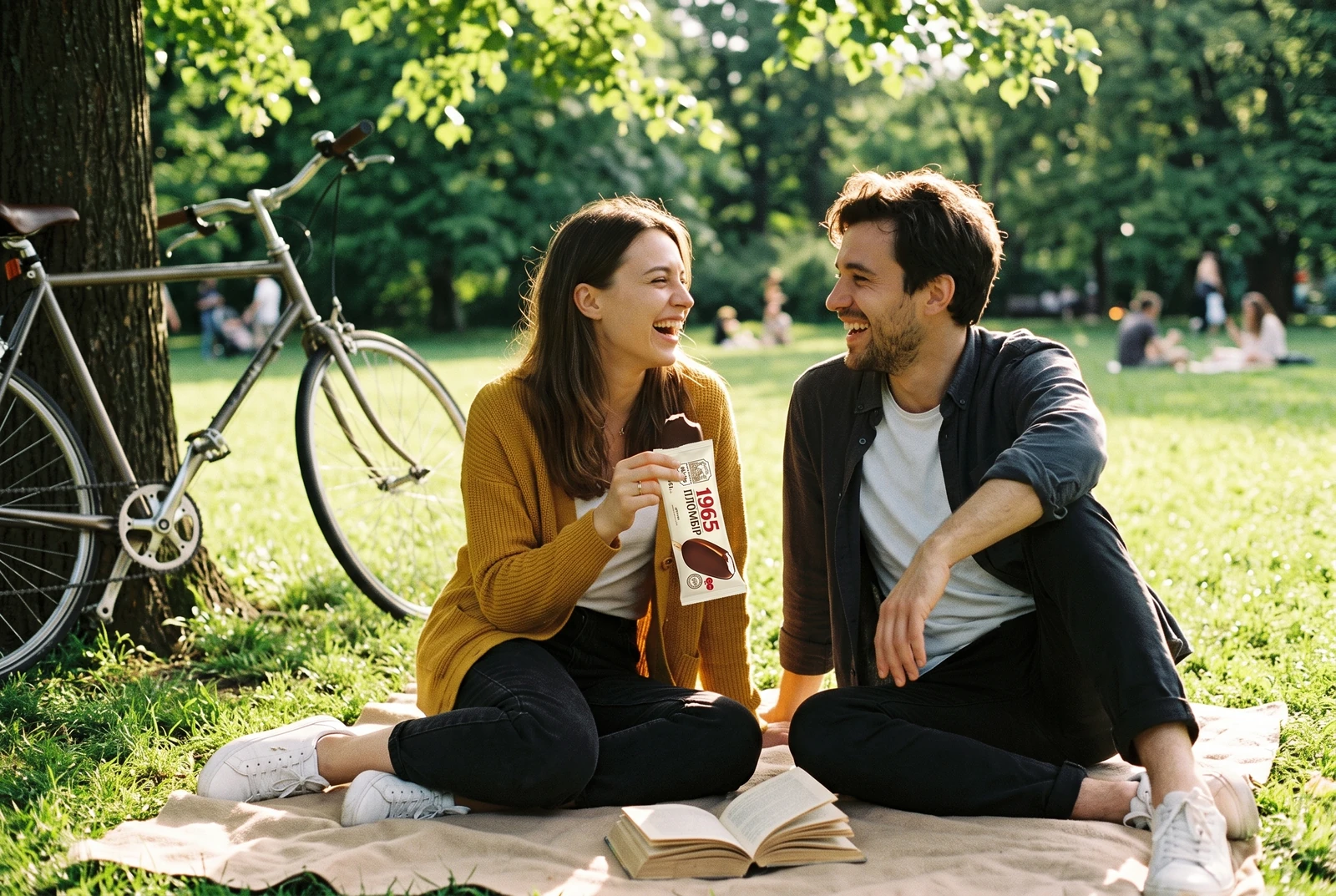 Duas pessoas sorrindo e dividindo um sorvete Gelimo em um banco de parque depois de uma caminhada