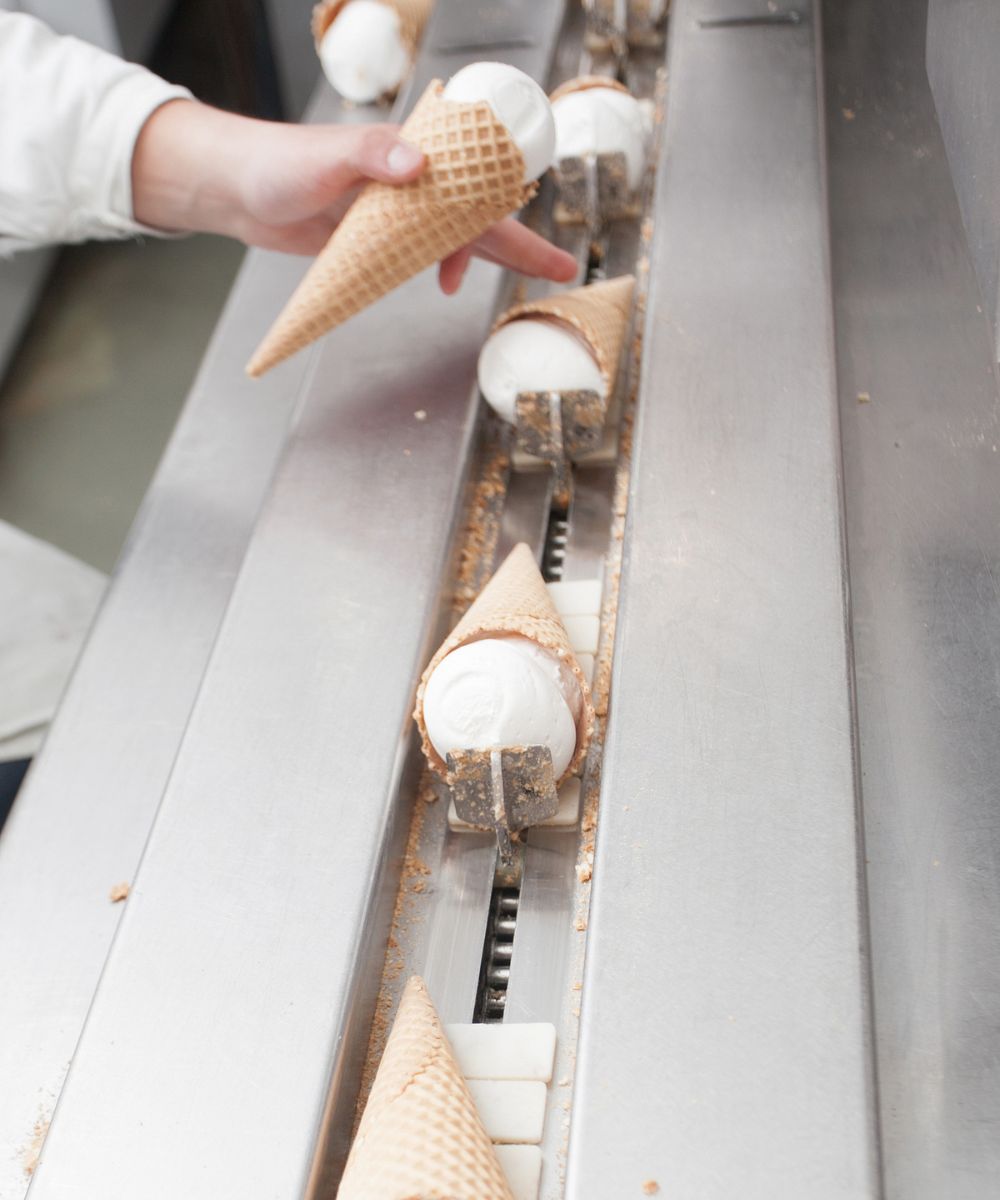 Fábrica europeia e produção estruturada de sorvetes premium