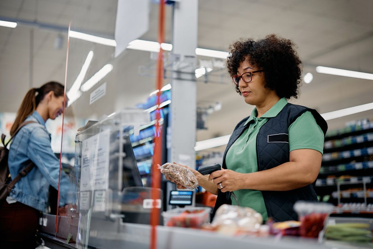 Operação real de supermercado — freezers e exposição de sorvetes